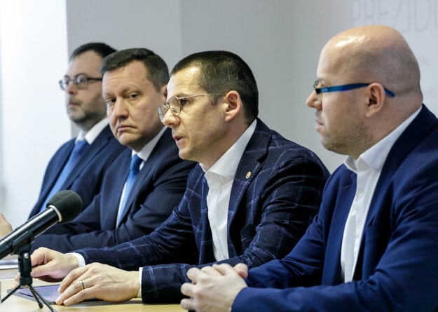 Special Prosecutor Daniel Lipšic and Police Corps President Štefan Hamran (in middle)
