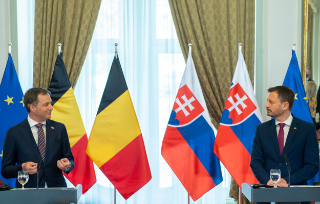 Slovak PM Eduard Heger (r) and his Belgian counterpart Alexander De Croo met in Bratislava.