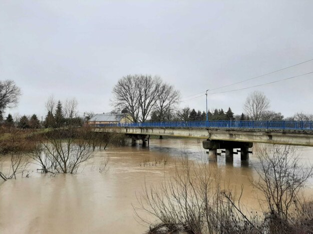 Rainy weather increased levels of rivers, icludin teh Uh in Lekárovce, in eastern Slovakia.