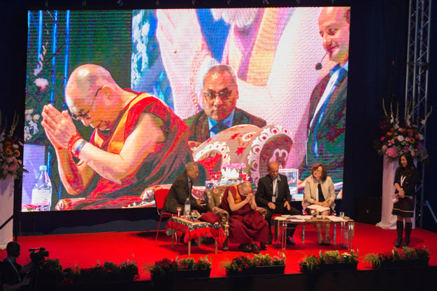 Dalai Lama gave a short prayer during the lecture.