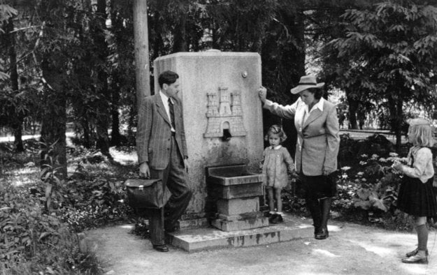 The family of the Strassers at the still functional Železná Studnička spring in 1943.