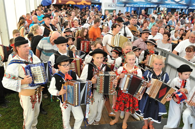A record in mass heligonka playing at Jánošíkove Dni 2016 in Terchová.