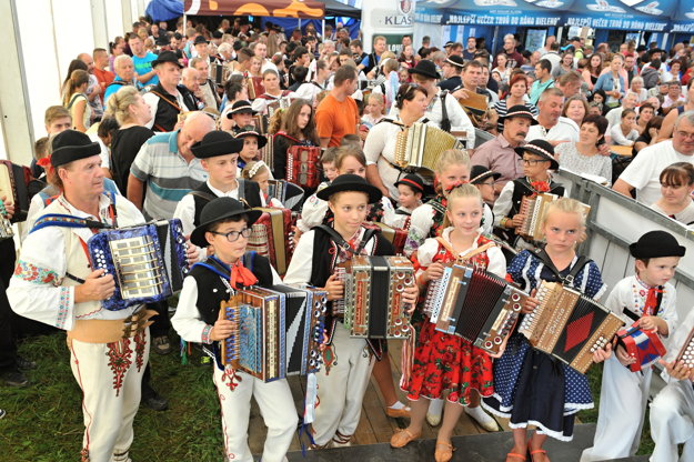 A record in mass heligonka playing at Jánošíkove Dni 2016 in Terchová. 