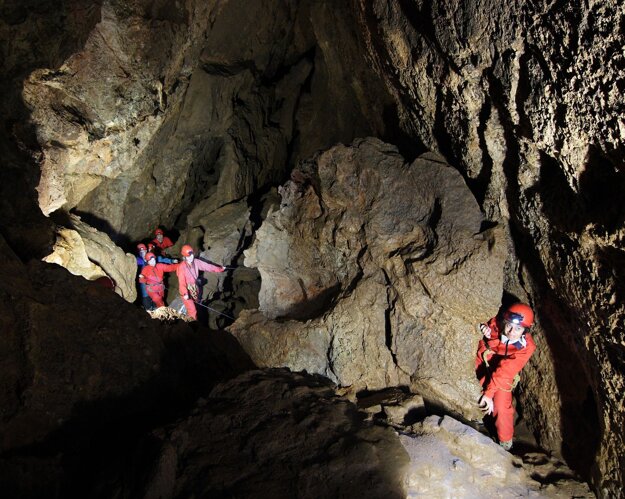 Visitors discovering the Krásnohorská jaskyňa cave.