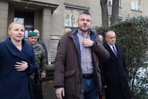 PM Peter Pellegrini (centre) met with Defence Minister Peter Gajdoš (r) and Chief of General Staff of the Slovak Army Daniel Zmeko at the Military Intelligence building in Banská Bystrica.