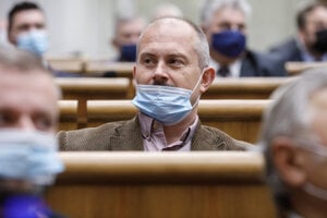 Marian Kotleba in parliament with his mask under his nose