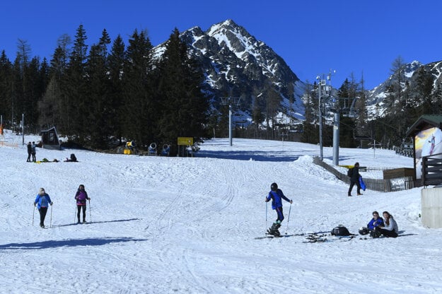 The number of people in the High Tatras was high today, although there were not as many people as last week, when eastern Slovakia had spring holidays. 