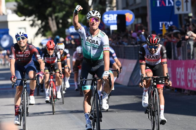 Peter Sagan oslávil, keď prešiel cieľom, aby 17. mája 2021 vyhral 10. etapu cyklistických pretekov Giro d'Italia z L'Aquily do talianskeho Foligna.