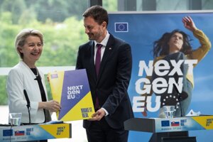 EC President Ursula von der Leyen and Slovak PM Eduard Heger during a press conference in Bratislava when announcing that EC approved the Slovak recovery plan.