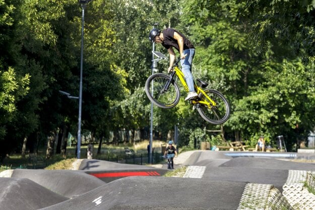 A new pump track has been opened in the Bratislava borough of Petržalka.