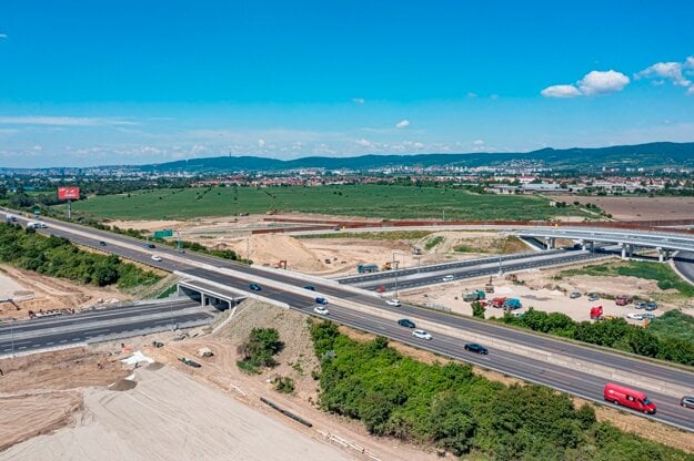 Opening of all the stretches of the long-awaited D4/R7 bypass of Bratislava is postponed.