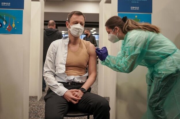PM Eduard Heger receiving a booster shot.