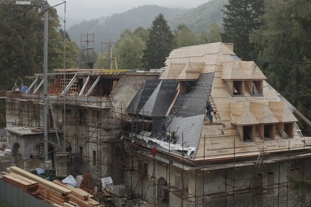 The reconstruction of the roof of Kunerad Castle, Žilina District.