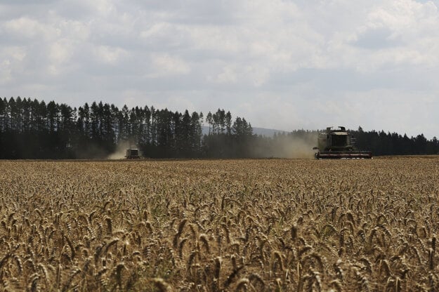 Farmári sú tí, na ktorých práci záleží, či budeme mať čo jesť. (zdroj: Sanagro)