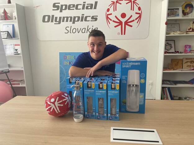 Za všetkých reprezentantov nadšene prevzal fľaše a prístroj SodaStream Andrej Petrík. (zdroj: Fast Plus)