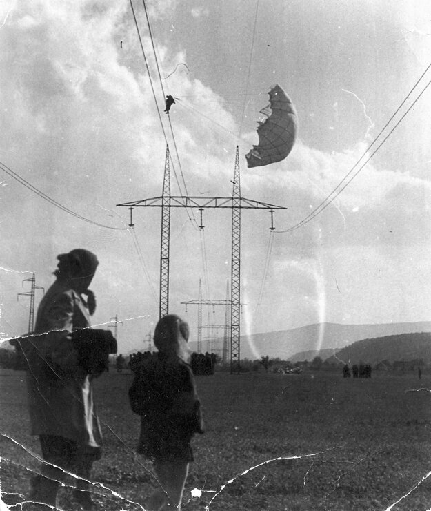 Zachytený parašutista na linke Sučany Bystričany v roku 1961. Parašutista prežil bez ujmy..