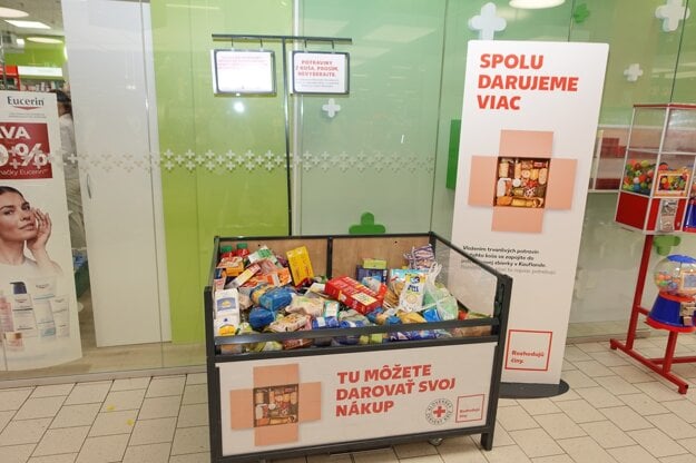 Potraviny po zaplatení stačí vložiť do takto označených košov  (zdroj: Kaufland)
