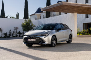 Toyota Corolla Touring Sport – Samonabíjateľný hybrid, je k dispozícii s objemom motora 1,8L alebo 2,0L