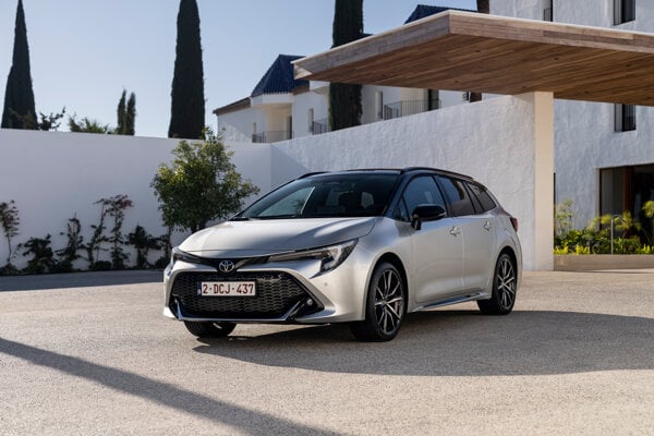 Toyota Corolla Touring Sport – Samonabíjateľný hybrid, je k dispozícii s objemom motora 1,8L alebo 2,0L
