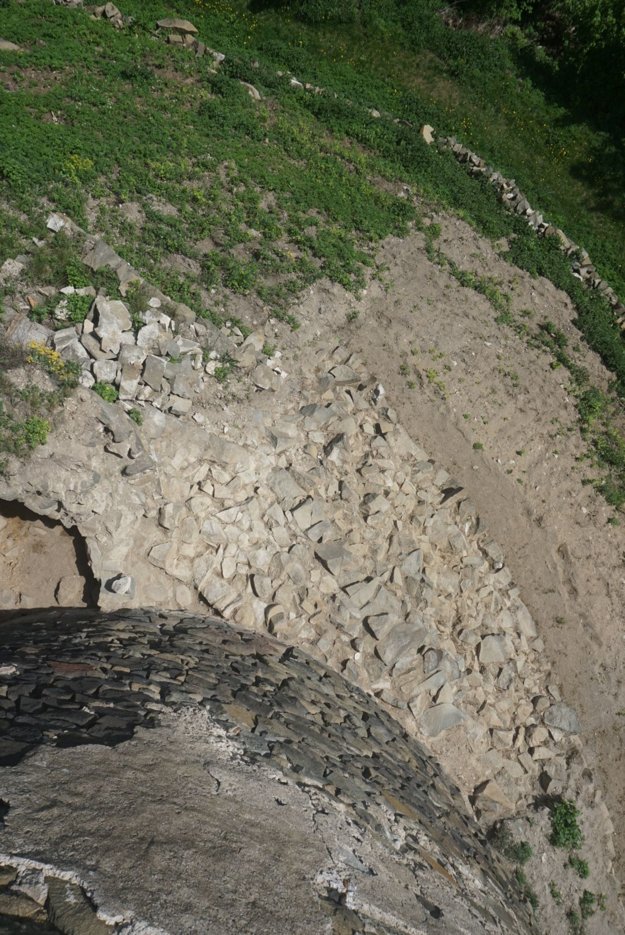Novoobjavená zaniknutá hradba na východnej strane bašty.