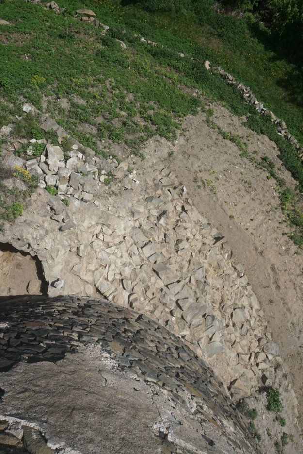 Novoobjavená zaniknutá hradba na východnej strane bašty. 