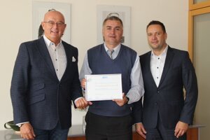 Ocenenie si z rúk predsedu komory Mariána Meška, prevzali predseda predstavenstva CJS Gabriel Csollár (vľavo) a vrchný riaditeľ obchodnej sekcie CJS Branislav Lellák (vpravo). 