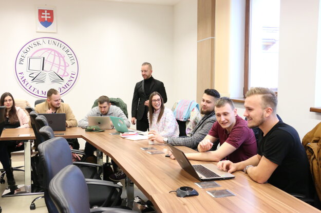 Študenti Fakulty manažmentu majú možnosť angažovania sa v študentských kluboch (napríklad v Klube digitálneho marketingu)