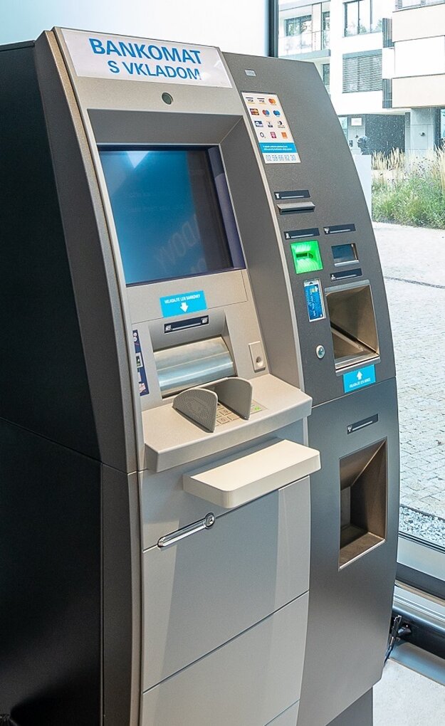 Pohľad do súčasnosti: Takto vyzerá bankomat dneška. Umožňuje nielen výber hotovosti, ale aj vloženie finančných prostriedkov.