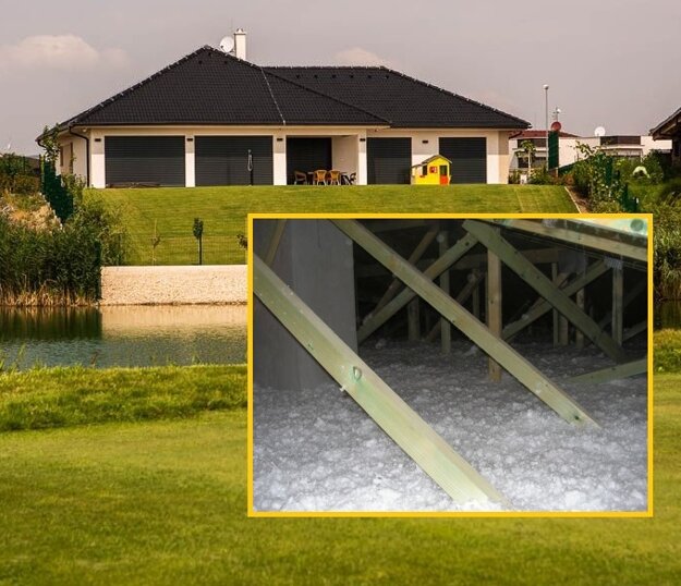 Voľne fúkaná izolácia na povale bungalovu – väzníkový krov vo valbovej streche
