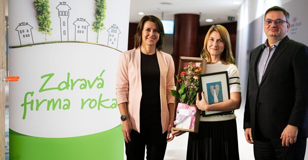 Michal Špaňár - GR Union, Tatiana Sýkorová a Petra Bieliková z IBM International Services Centre, ktorá zvíťazila v ostatnom ročníku v kategórii veľká nevýrobná firma (zdroj: Union)