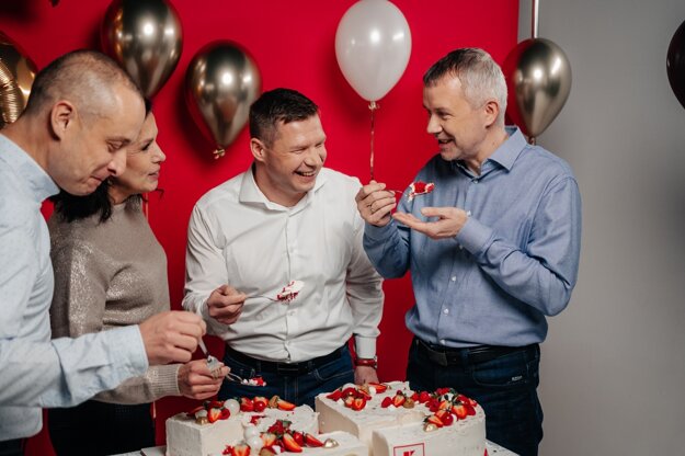 Richard Bendík (na fotke vpravo) aj jeho kolegovia pracujú v Kauflande už 25 rokov (zdroj: Kaufland)