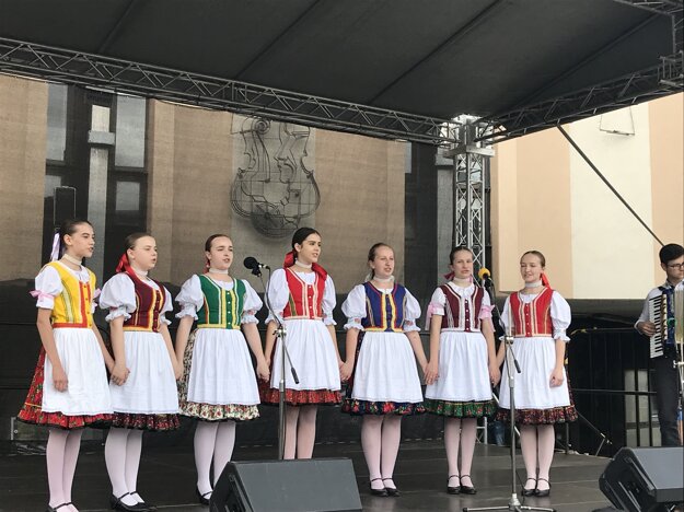 školská folklórna skupina Kacarka.