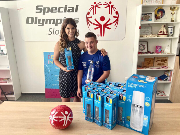 Radosť na oboch stranách. Mária Smejová so zjazdovým lyžiarom Andrejom Petríkom, ktorý bude reprezentovať Slovensko na Svetových hrách Špeciálnych olympiád v Kazani 2022. (zdroj: Fast Plus)