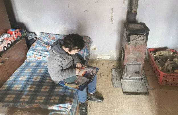 Radko sa dlho mohol učiť len pri svetle zo sviečok, elektrinu doma nemali.