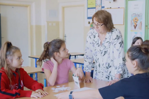 Učiteľka Eva Tóthová so žiakmi často diskutuje o riešeniach.