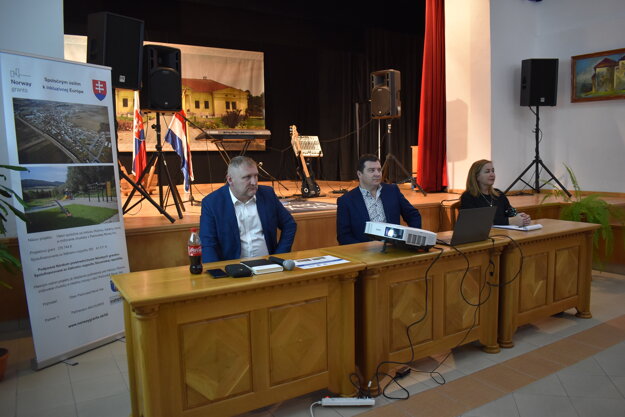 V Pečovskej Novej Vsi sa pustili do projektu inklúzie. Predstavujú ho (zľava) Dujava.