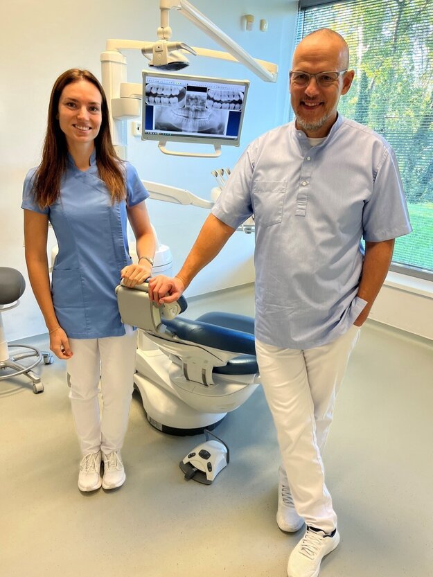 V rodinnej tradícii a precíznej zubnej starostlivosti pokračujú aj deti MUDr. Schilla. (zdroj: Schill Dental Clinic)