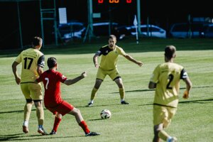 V slovenských dedinách a mestách sa odohrávajú každý týždeň stovky futbalových zápasov. 