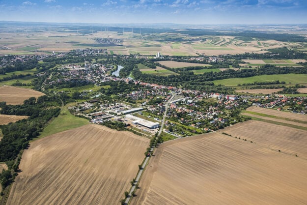 Záhorská Ves je najzápadnejšia obec na Slovensku. V pozadí za riekou Morava je už Rakúsko. My však stáčame riadidlá motorky opäť na východ a pokračujeme v objavovaní kútov Slovenska.