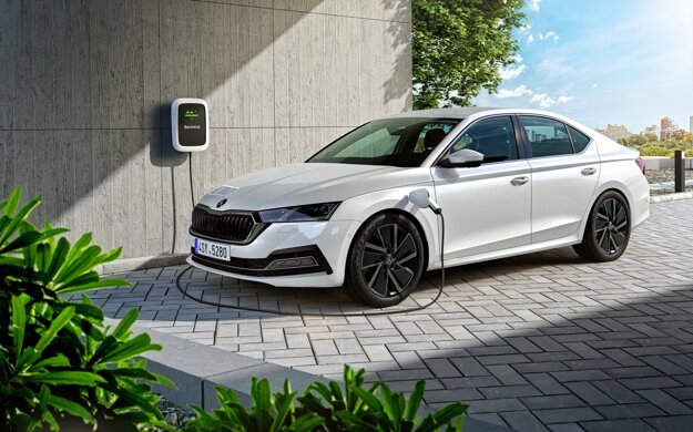 Víťaz kategórie Plug-in hybrid, populárna OCTAVIA štvrtej generácie, vôbec po prvý raz ponúka novú formu pohonu, kombinujúcu spaľovací motor a elektromotor.