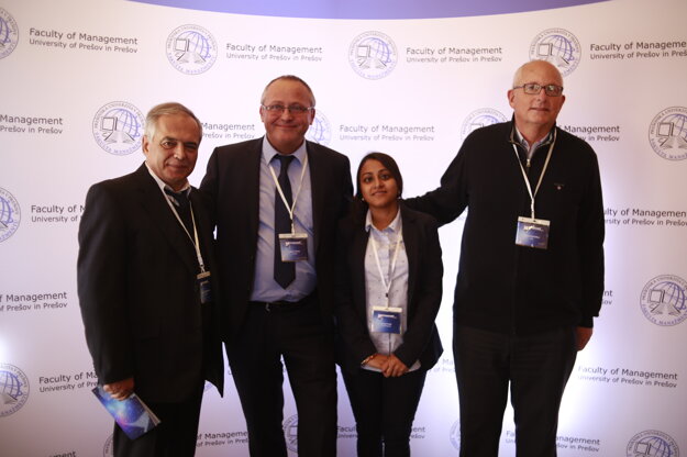 Dekan fakulty prof. Ing. Dr. Róbert Štefko, Ph.D. (v strede) s účastníkmi 7. medzinárodnej vedeckej konferencie Management 2018, na ktorej sa zúčastnili zástupcovia z 22 krajín a 4 kontinentov. Na fotke sprava: profesor Tonino Pencarelli (Taliansko), Dr. Sayanti Shaw, PhD. (India), profesor Štefko (Slovensko), profesor Pantelis Kyrmizoglou (Grécko)