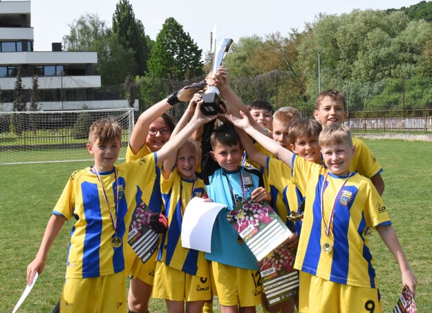 Víťazný tím z Michaloviec sa v Košiciach tešil z trofeje. Postupuje do slovenského finále.