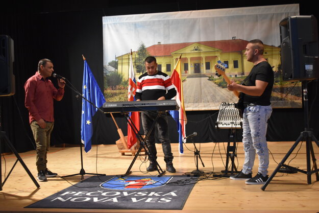 Rómski muzikanti z Pečovskej Novej Vsi. 