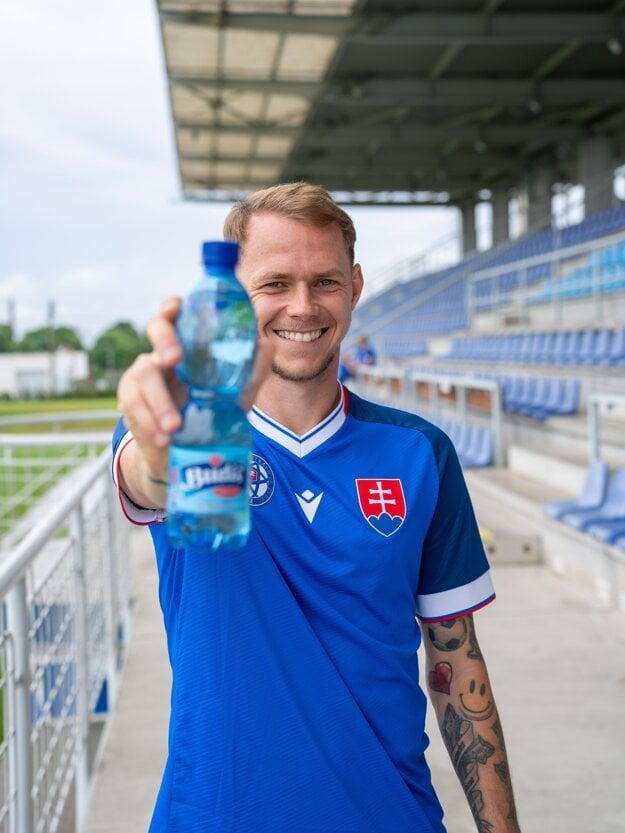 Budiš je nový partner Slovenského futbalového zväzu, minerálna voda bude od novej sezóny k dispozícii pre všetky seniorské a juniorské reprezentačné tímy počas zápasov a reprezentačných zrazov. (zdroj: Budiš)