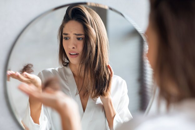 Za vypadávaním vlasov môžu byť chýbajúce vitamíny či dokonca porucha funkcie štítnej žľazy.  (zdroj: iStock)