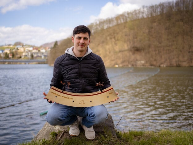 Jozef Kojecký z OZ Čisté vody Slovenska si prevzal envirocenu Atlas. (zdroj: Nadácia VÚB)