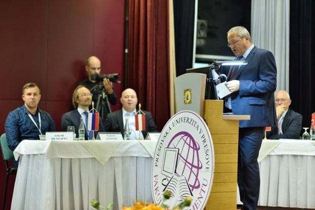 Otvárací prejav prof. Róberta Štefka na konferencii. Zľava sediaci: Dr. Askar N. Mustafin (Rusko), Dr. Martin Steiner (Rakúsko), Dr. Robert Magda (Maďarsko), prof. Tonino Pencarelli (Taliansko).