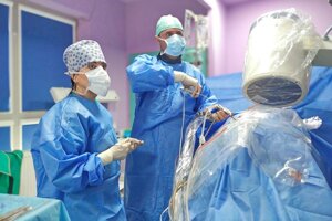 Unikátny viacetážový endoskopický výkon na chrbtici vykonal
operačný tím pod vedením MUDr. Róberta Rapčana, PhD., MBA, FIPP. 