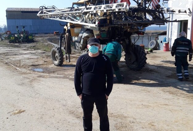 Farmári apelujú na ľudí, aby sa správali zodpovedne, potrebujú totiž vyraziť na polia a zasiať. Inak nebude na jeseň úroda.