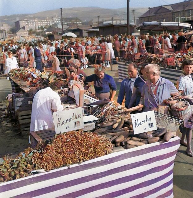 Na Centrálne trhovisko prichádzali pravidelne farmári, ponúkajúci potraviny zo svojich záhrad v okolí Bratislavy. Rok 1963. 